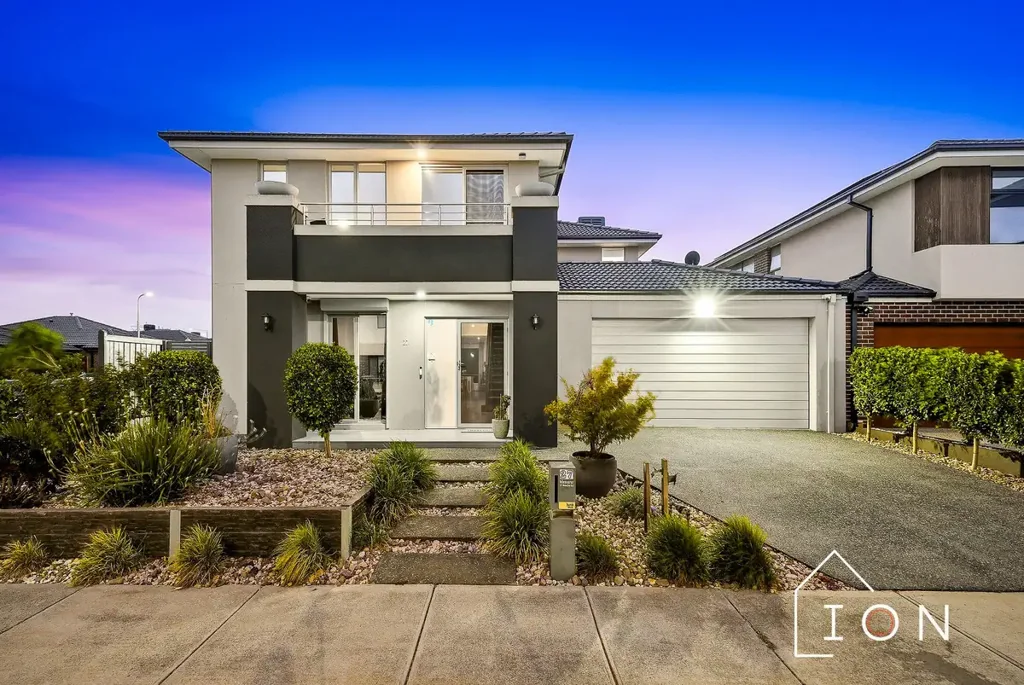 27 Stonefox Circuit, Clyde North, VIC 3978