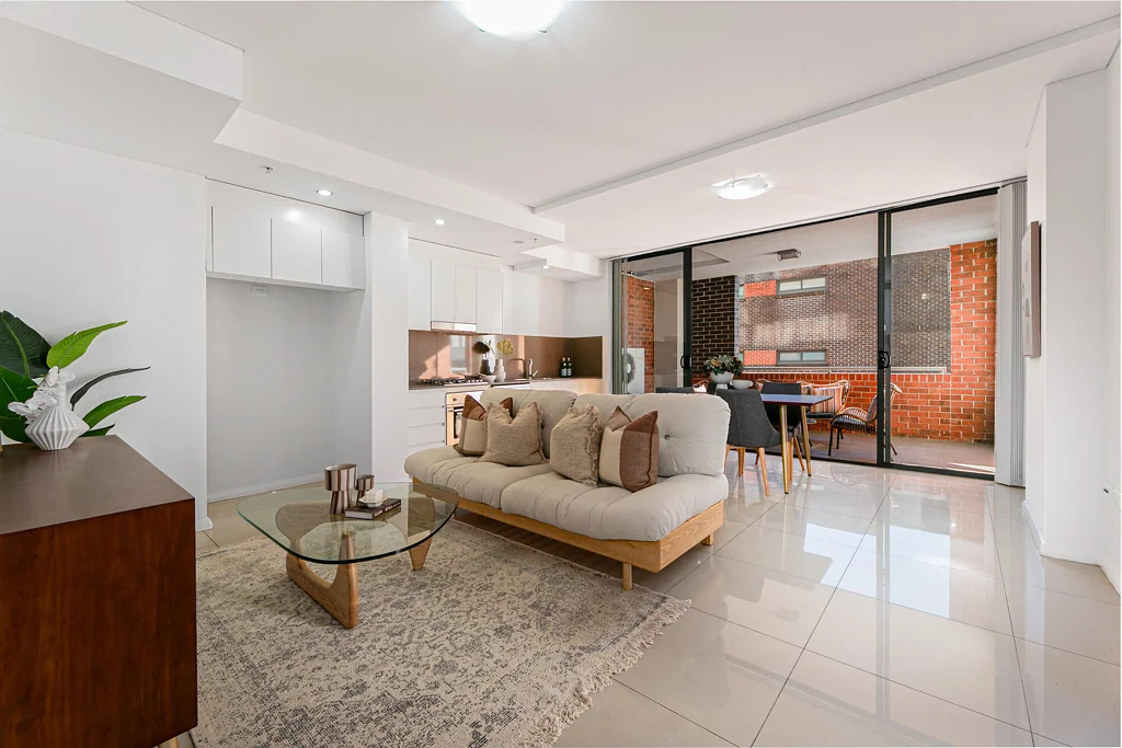 Sun-Drenched 1-Bed Gem in the Heart of Mascot Station Precinct