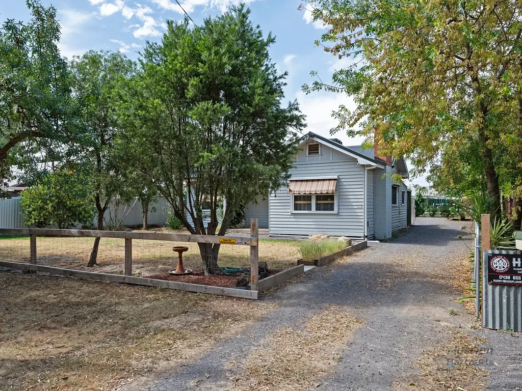 Euroa 2房  Opportunity Awaits: 2 Bedroom Home on 1012 sqm Allotment Ready For Your Personal Touch!