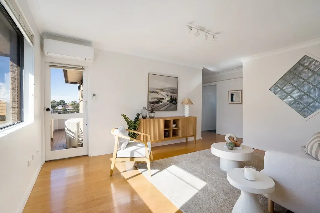 Marrickville 2Kwarto Renovated two-bedder with stunning district views