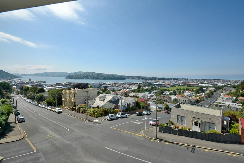 Spacious & Furnished 4-Bedroom Flat - Stunning Views!