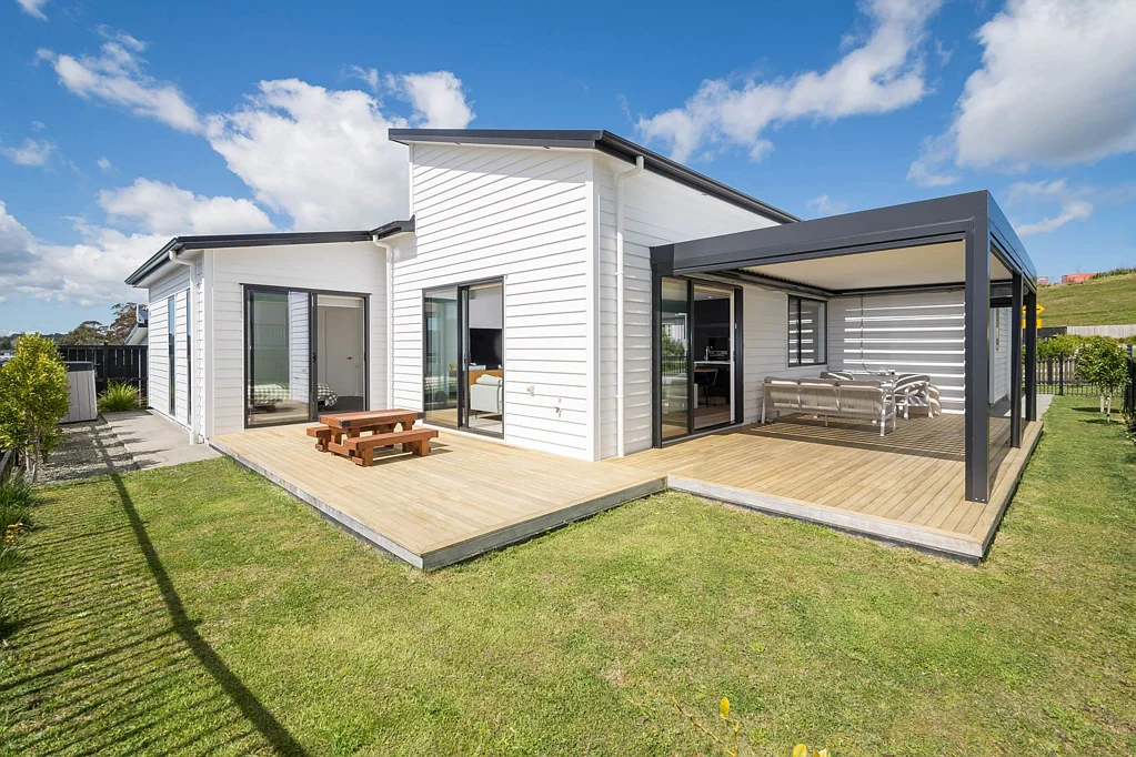 Near-New, Sunny & Spacious!