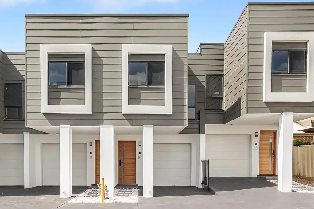 Schofields 3Phòng ngủ Near New custom built townhouse, situated within short proximity to Schofields Train Station and Shops