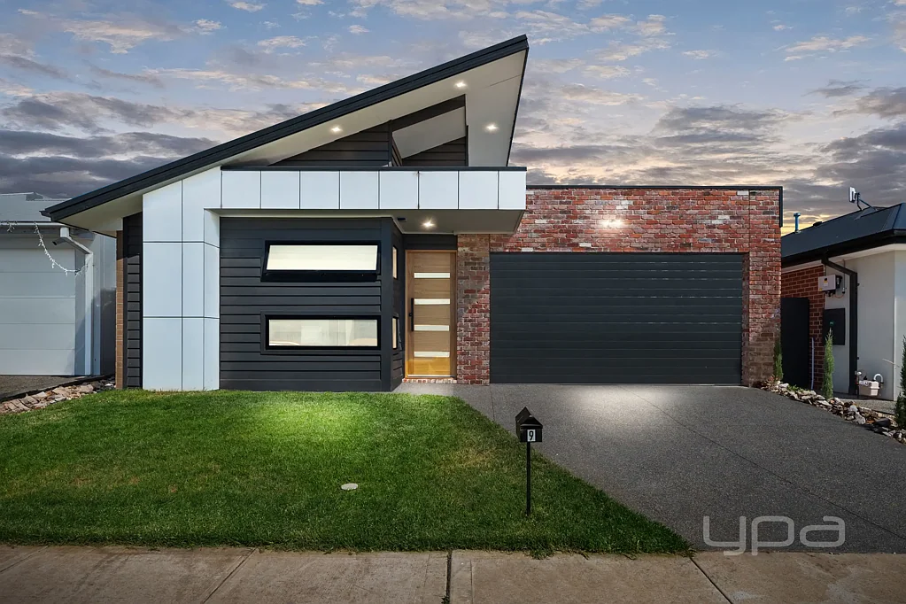 Rockbank 4 Bedroom LUXURY LIVING AT ITS FINEST