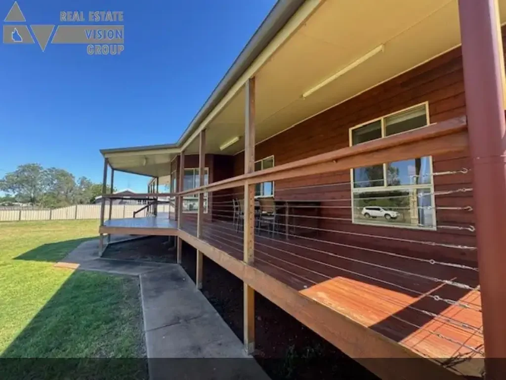 Comfy Country Living in Comet with Room to move inside and out.