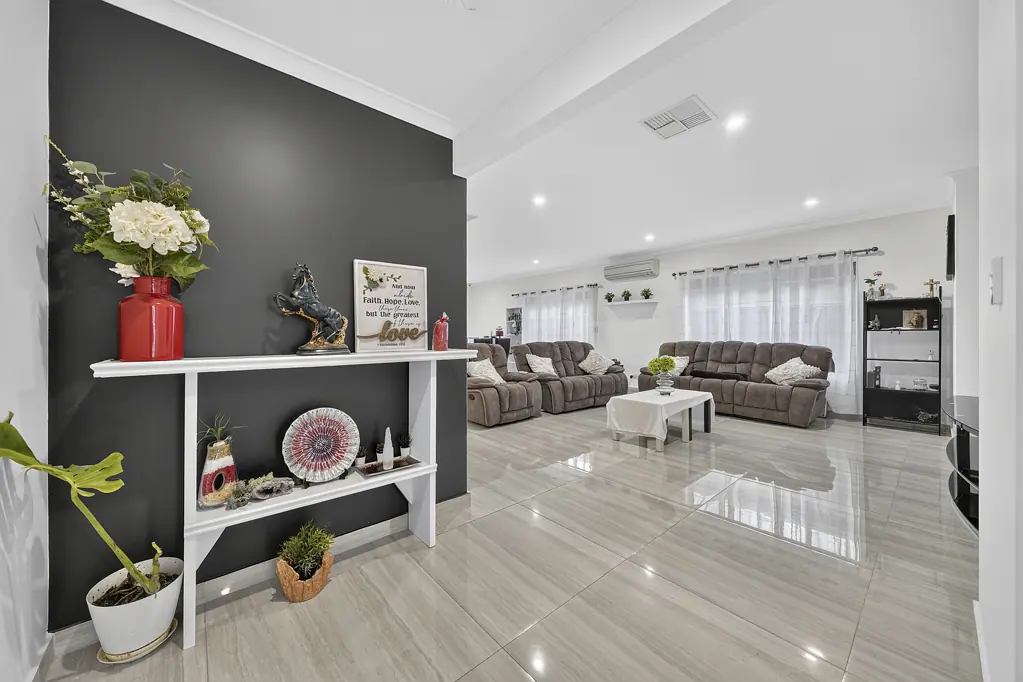 Aveley 4房  Stylish, Secure & Move-In Ready -  Modern Family Living in the Heart of Aveley