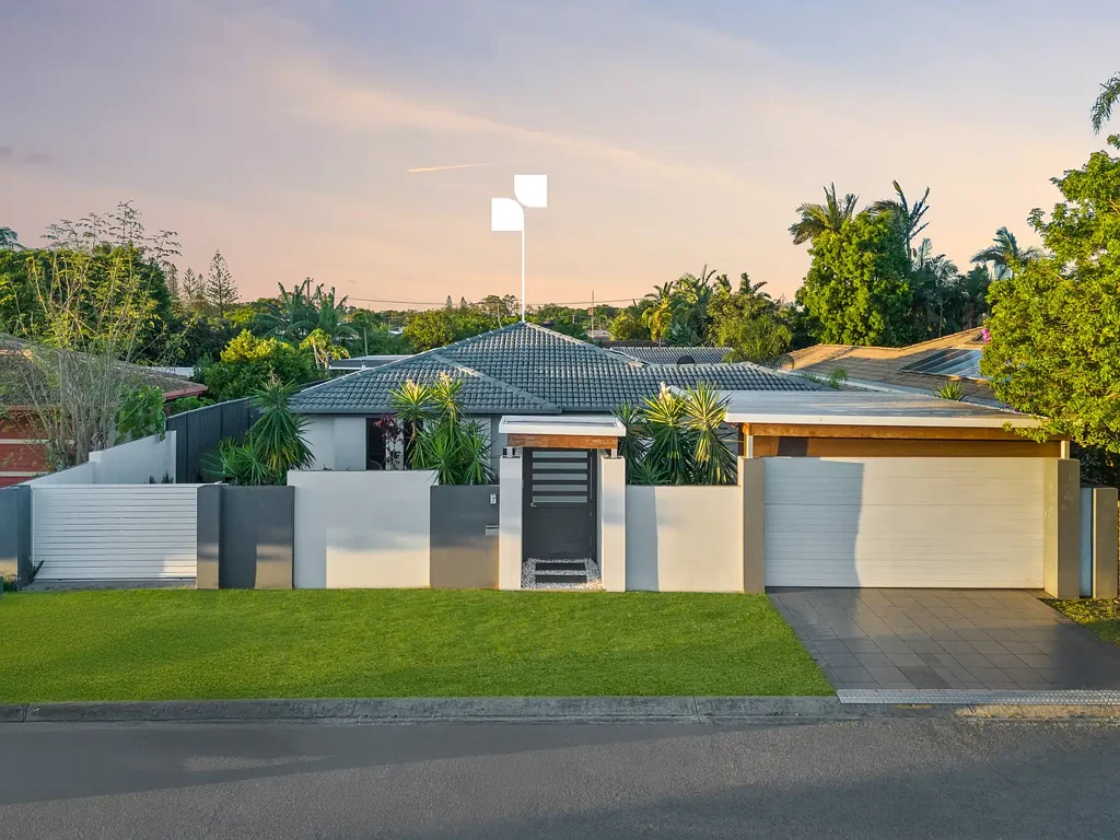Broadbeach Waters 4房  Renovated Family Entertainer with Resort-Style Appeal