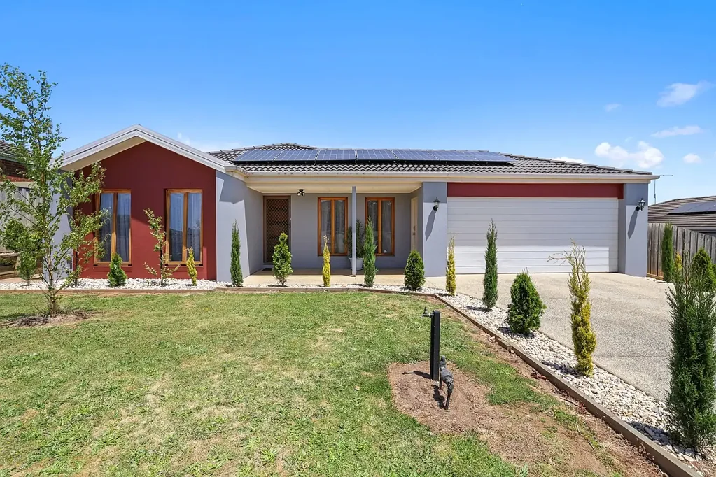 Drouin 4 Slaapkamer NEAT CLEAN LOW MAINTENANCE HOME. 765 SQM LAND, SIDE ACCESS & 10.1 KW SOLAR.