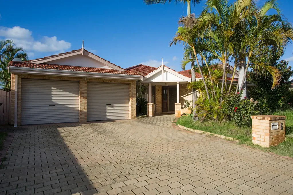 Thornlie 4ห้องนอน Large Family Home with Multiple Living Areas & Huge Backyard!