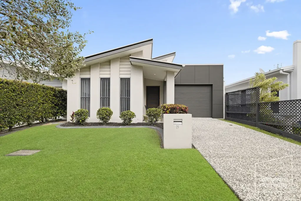 Caloundra West 3ห้องนอน Stylish Easy Care Living + Fantastic Coastal Address