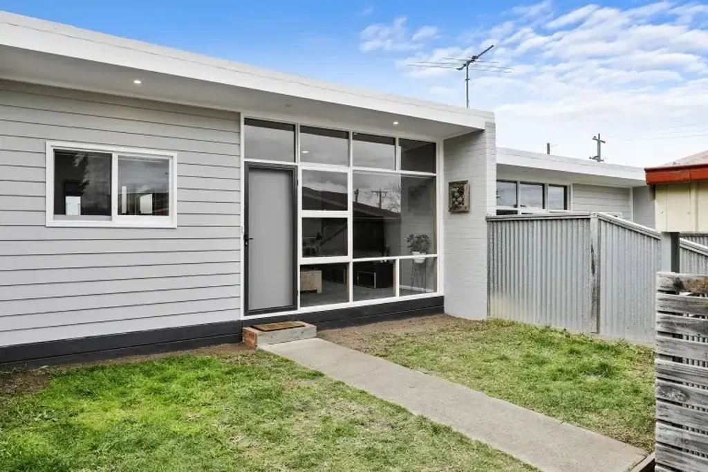 Beautifully renovated unit located in a perfect location of Highton.