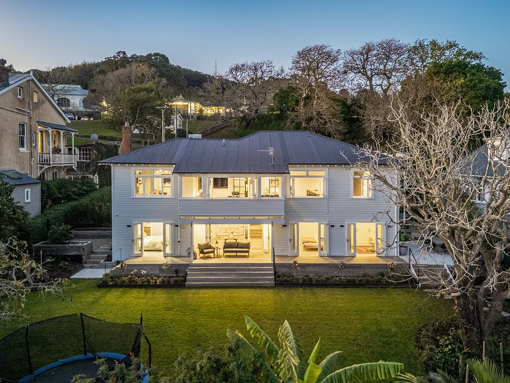 Devonport 5房  Stunning family home in village with views