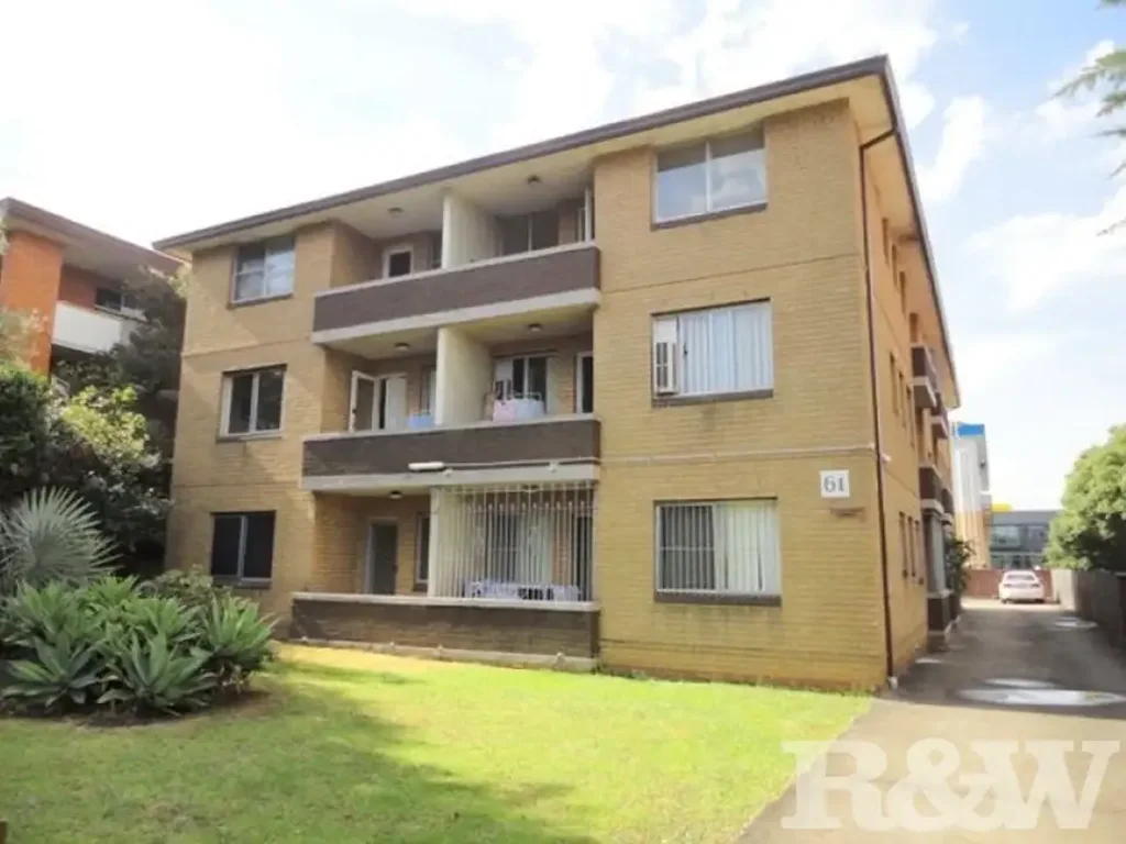 NEAT & TIDY TWO BEDROOM UNIT IN A PRIME LOCATION