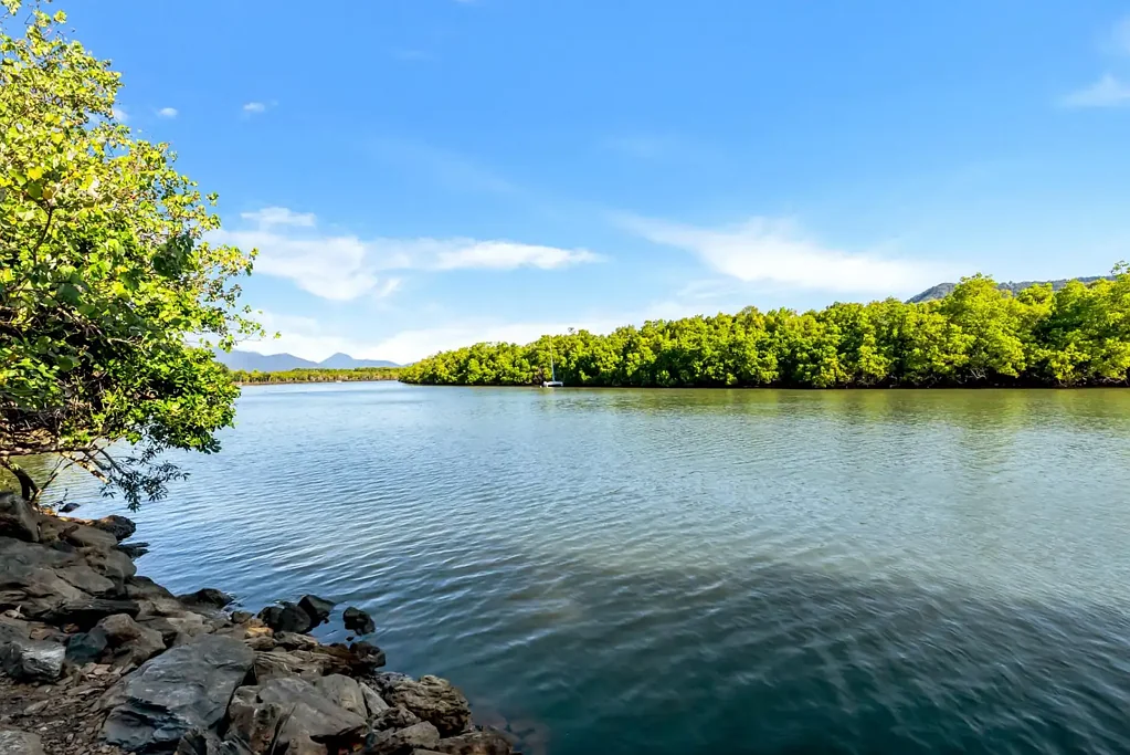 Machans Beach 3房  RIVER VIEWS WITH PASSIVE INCOME POTENTIAL