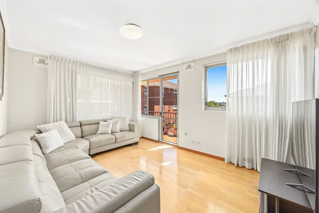 Sunlit Coastal Haven on Coveted Roscoe Street � Walk to Bond