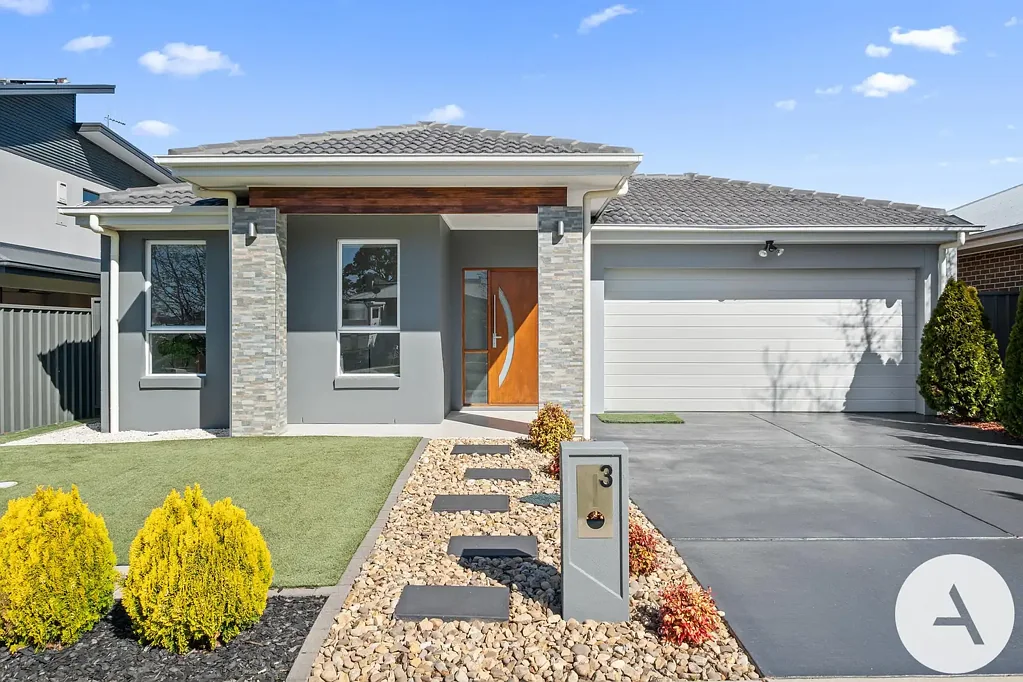 Throsby 4Kwarto North-facing Single Level Light-Filled Contemporary Home with Two Ensuites - Move-In Ready!