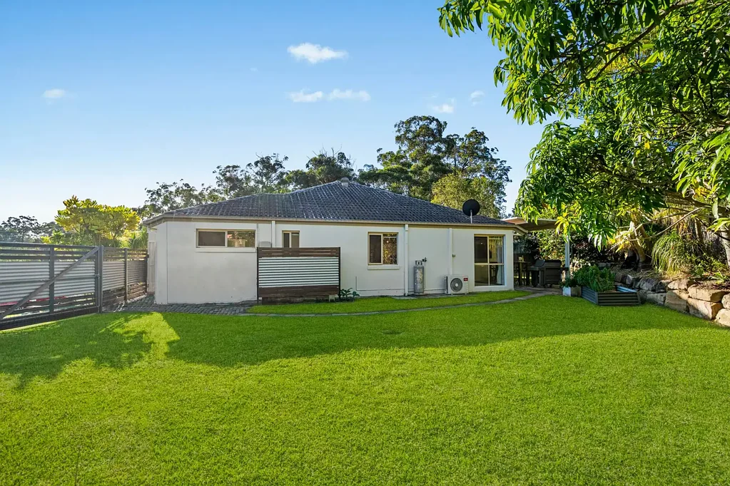 Molendinar 4房  Elevated Living Surrounded by Space and Established Gardens