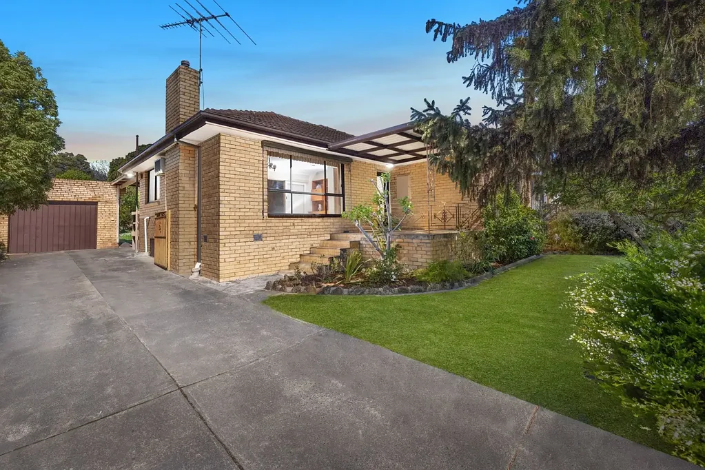 Mount Waverley 3Kwarto CLASSIC BLONDE BRICK ON APPROX 752SQM