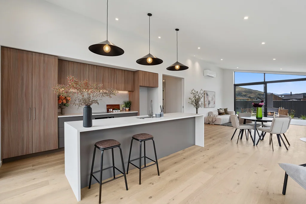 Wanaka 3Kwarto Street Appeal, Elevated and Expansive views!