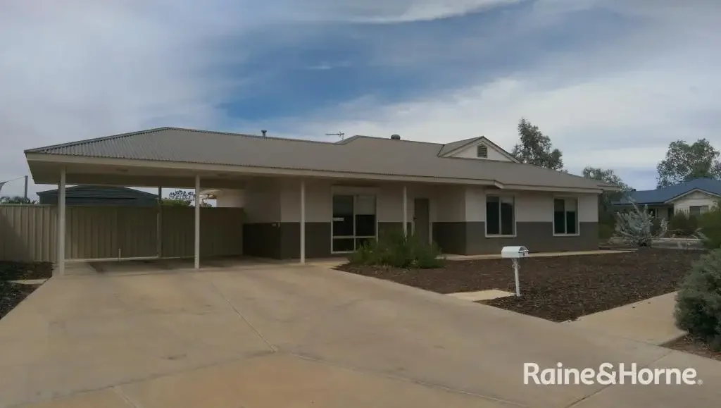 Roxby Downs 4房  ALL THE BELLS AND WHISTLES