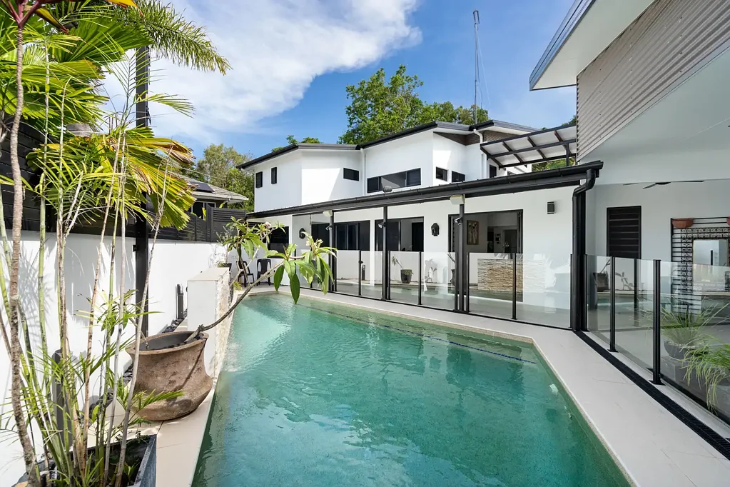 Palm Cove 5部屋 Dual-living with ample parking and an expansive patio overlooking bushland.