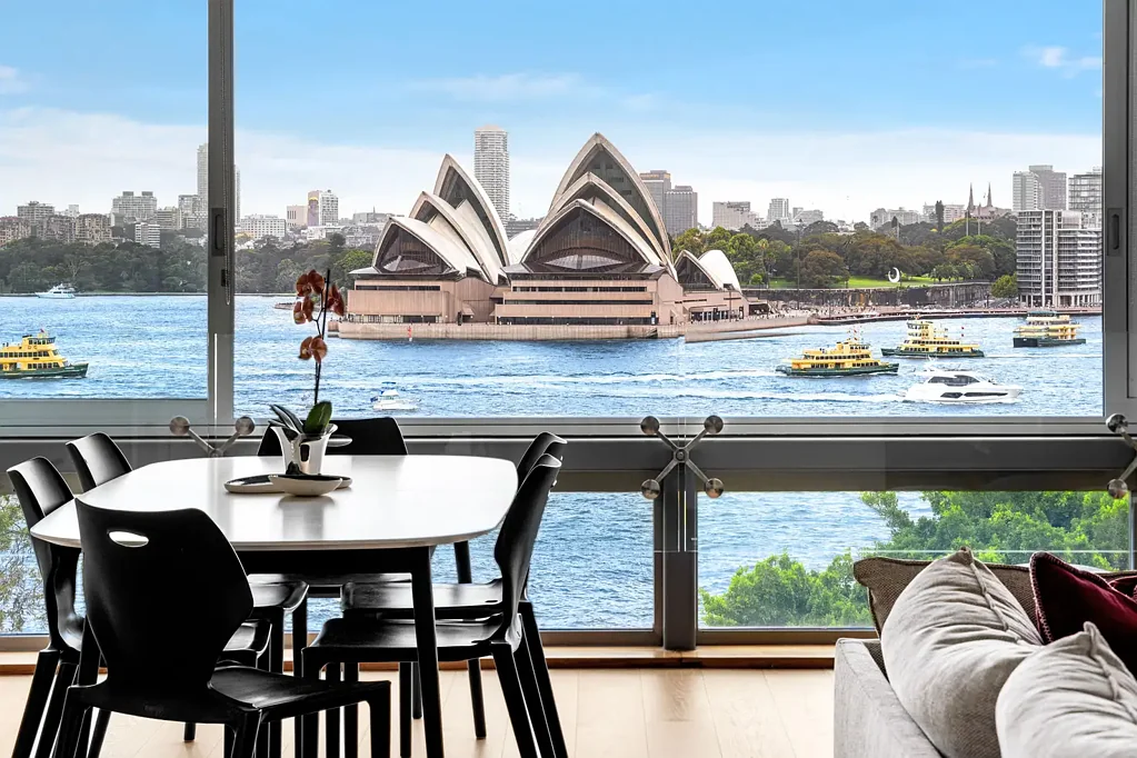 Kirribilli 2部屋 Renovated top floor apartment showcasing world class views