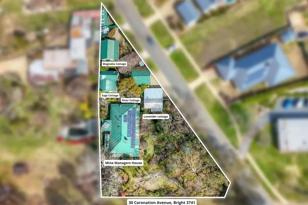 Bright 8房  Fabulous Heritage Home, With Income Producing Cottages