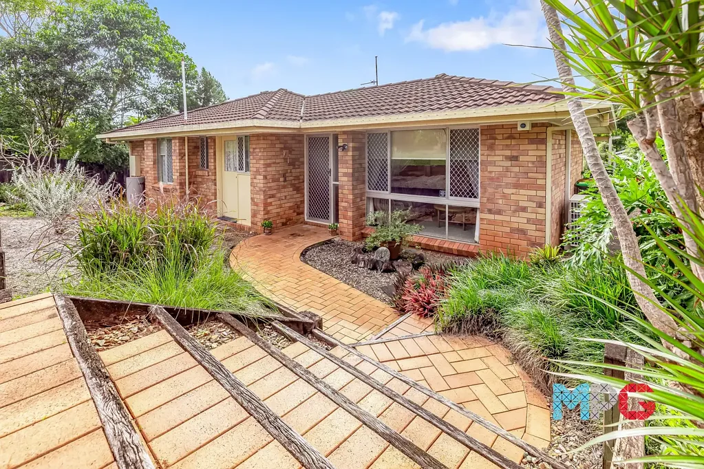 Palmwoods 3कमरा Solid Brick Home on a Big Block – Walk to Town!