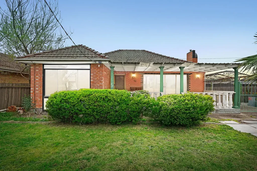 Springvale 3બેડરૂમ 63 Burden Street, Springvale - Where Space Meets Convenience
