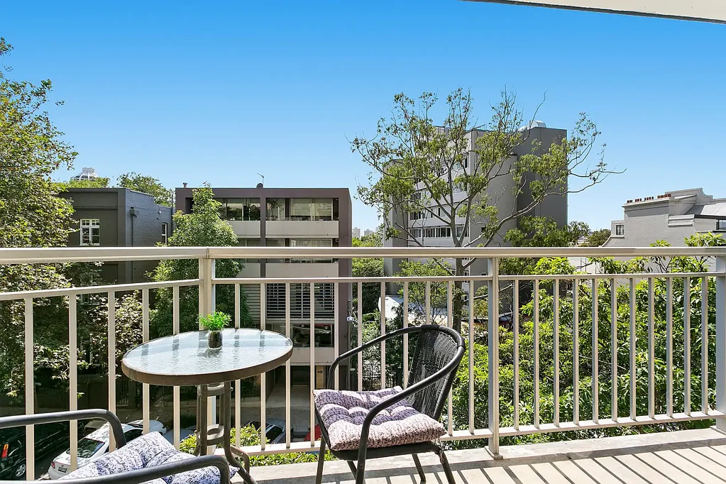 SUNNY NORTH FACING APARTMENT WITH BALCONY