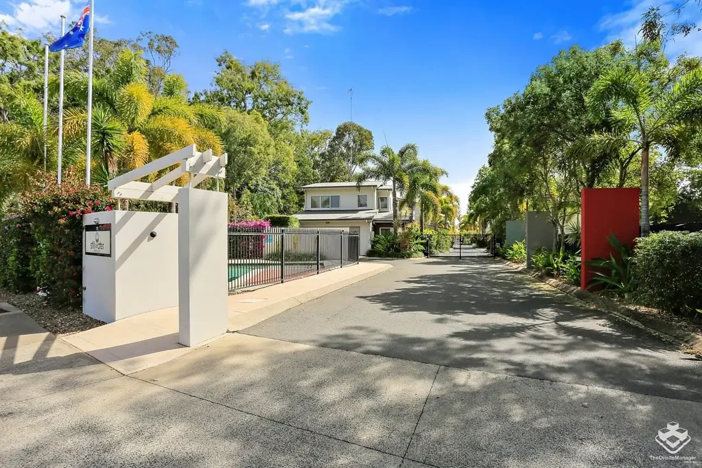 MODERN 3 BEDROOM TOWNHOUSE