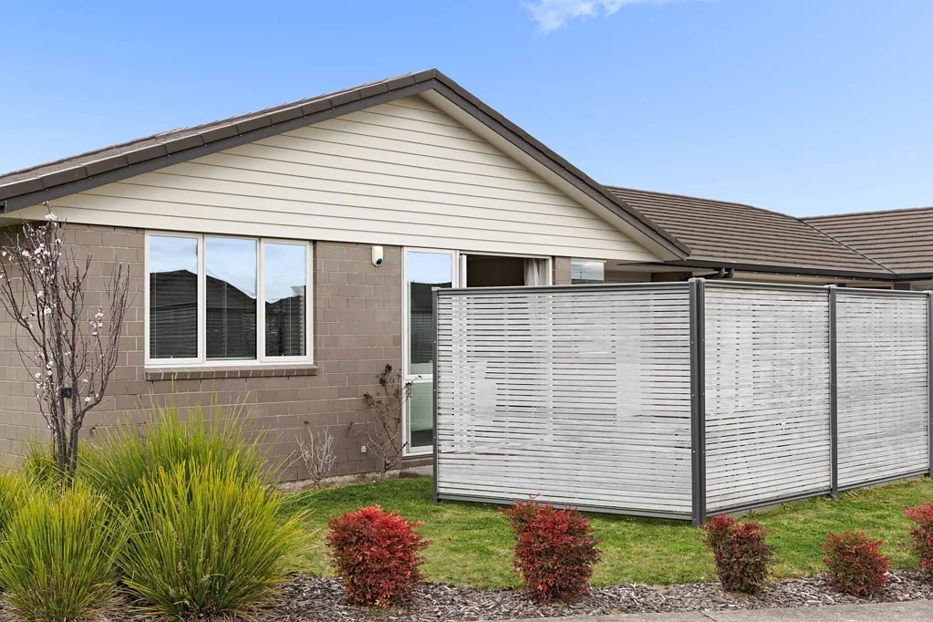 Omokoroa 3 Slaapkamer Freehold Duplex - Move in Ready!