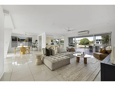 25 Beverley Crescent, Broadbeach Waters, QLD 4218, 4 Bedrooms, 3 Bathrooms, House