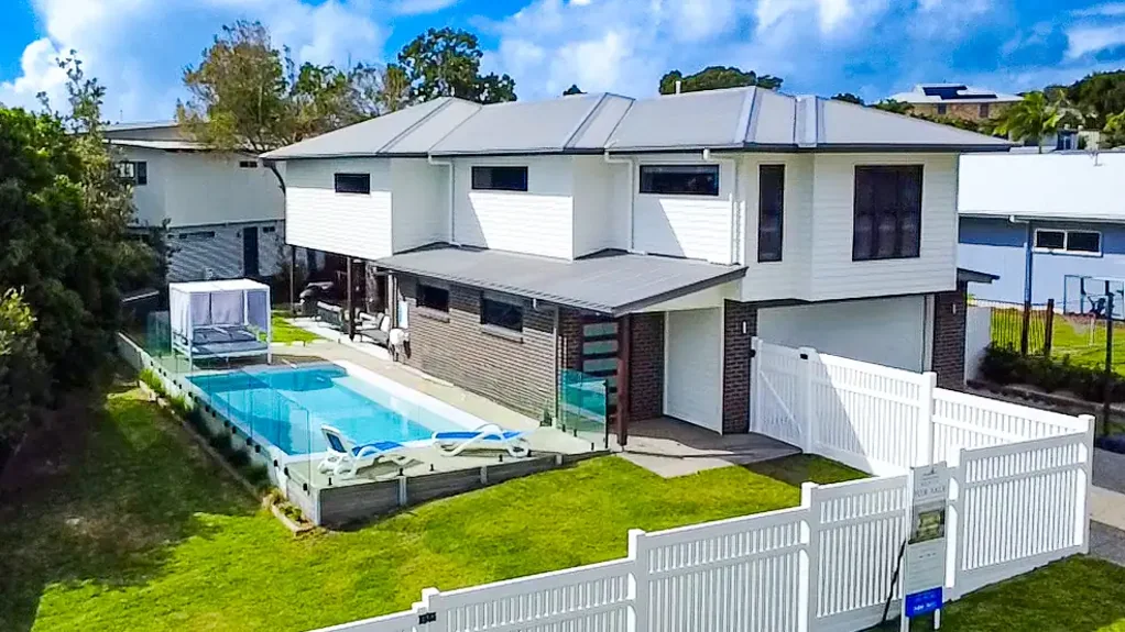 Rainbow Beach 4房  Near-New Coastal Luxury with Pool, Side Access and Sandy Straits Glimpses