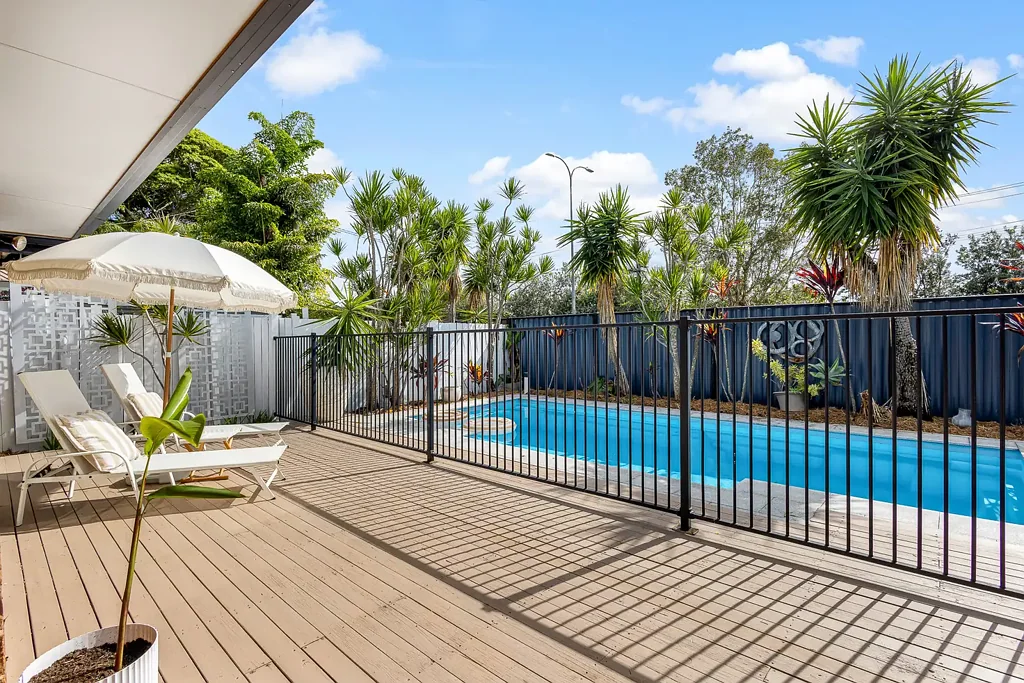 Mudjimba 3房  Mudjimba House - Walk to beach, Holiday at home + Massive side access!