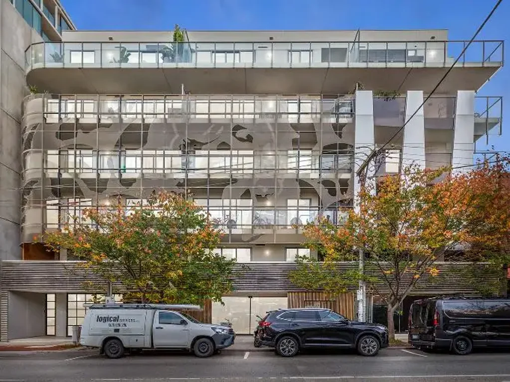 PACK YOUR BAGS AND MOVE RIGHT IN - FULLY FURNISHED AND READY NOW!