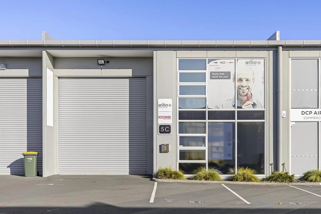 Wairau Valley 125sqm industrial – immaculate