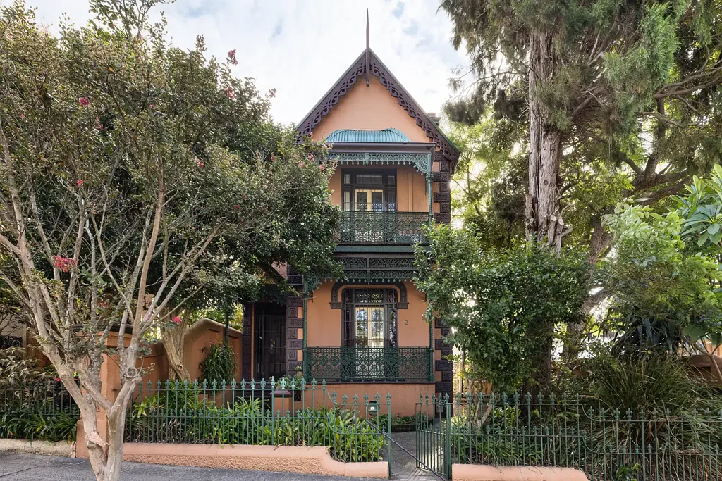 Petersham 5房 双面临街转角 1883年维多利亚式 独立花园公寓 宏伟入口 四卧主卧带休息区 法式门通庭院 阳光充足近Norton Plaza ‘Glenrock’ - c1883 Victorian Italianate villa with garden apartment