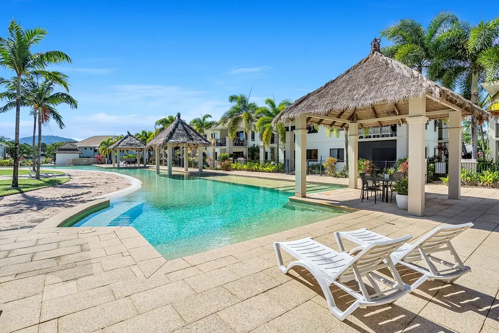 Mooroobool 2બેડરૂમ Spacious 2-Bedroom Ground Floor Apartment in a Resort-Style Gated Community