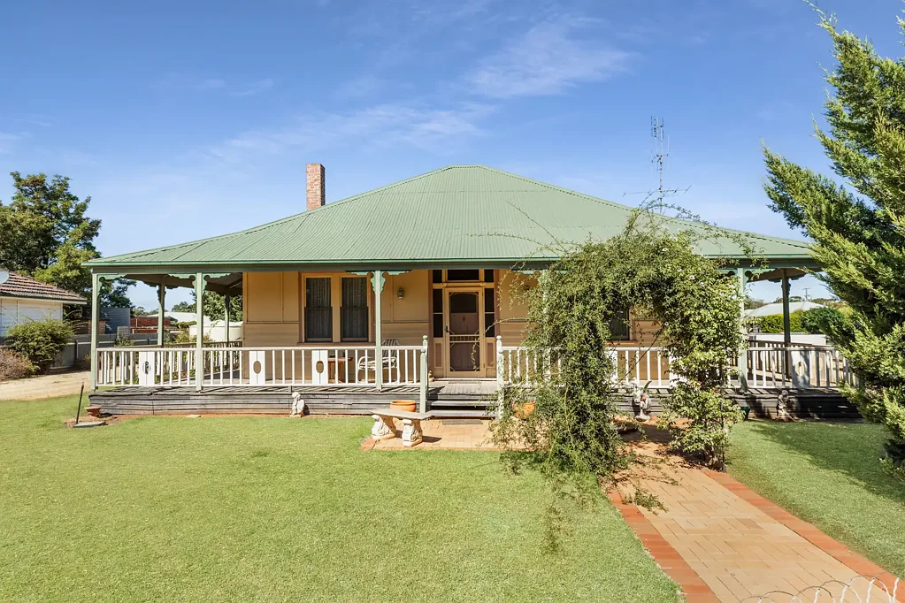 Charlton EDWARDIAN STYLE - PERFECT! MASSIVE SHEDDING, 2 TITLES, HUGE BLOCK, LARGE ROOMS, RENOVATED, SOLAR! 2019 SQM BLOCK