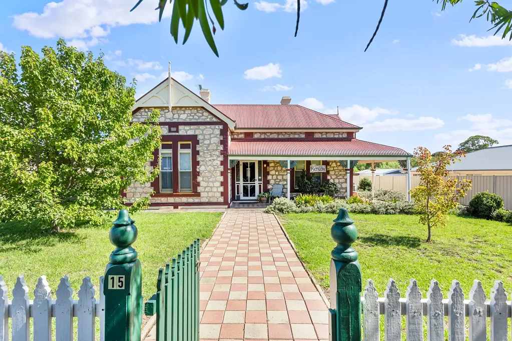 Milang 4 Slaapkamer 'Kenlor' - a return-veranda villa with a century of character and a future that feels impossibly bright…