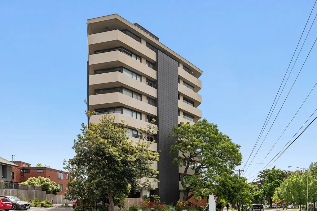 Light-Filled Bayside Living Between the Lake & the Beach