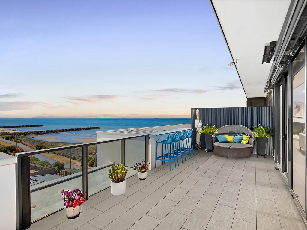 Werribee South 2房 顶层公寓式生活，尽享海湾与城市全景 Penthouse-Style Living with Panoramic Bay & City Views