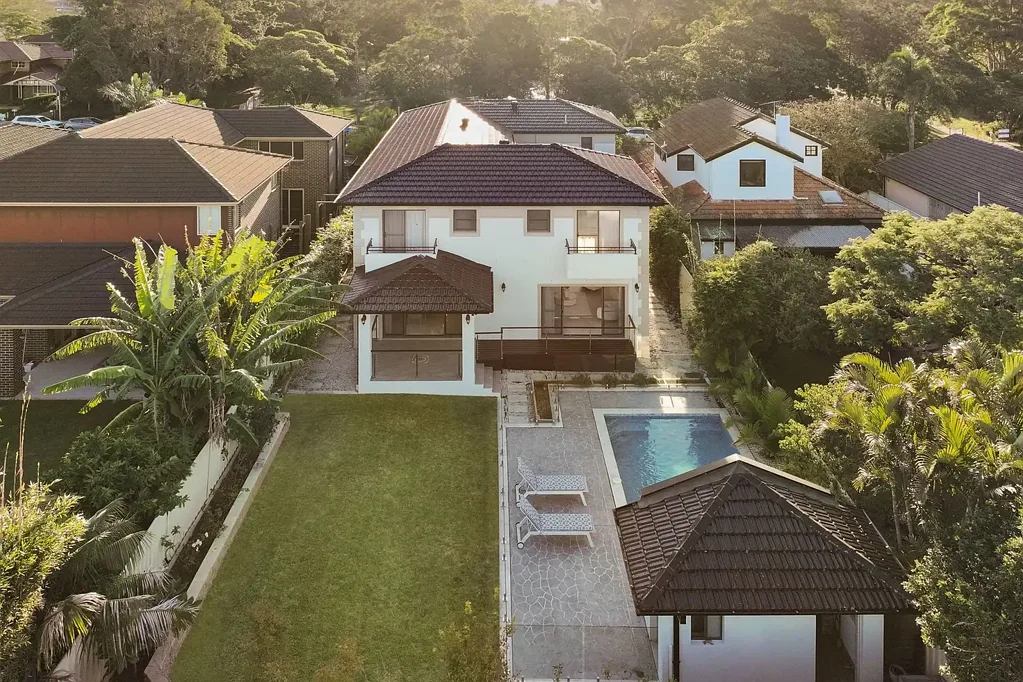 Strathfield 5غرفة نوم Architecturally designed double brick tri-level residence set opposite Strathfield Park
