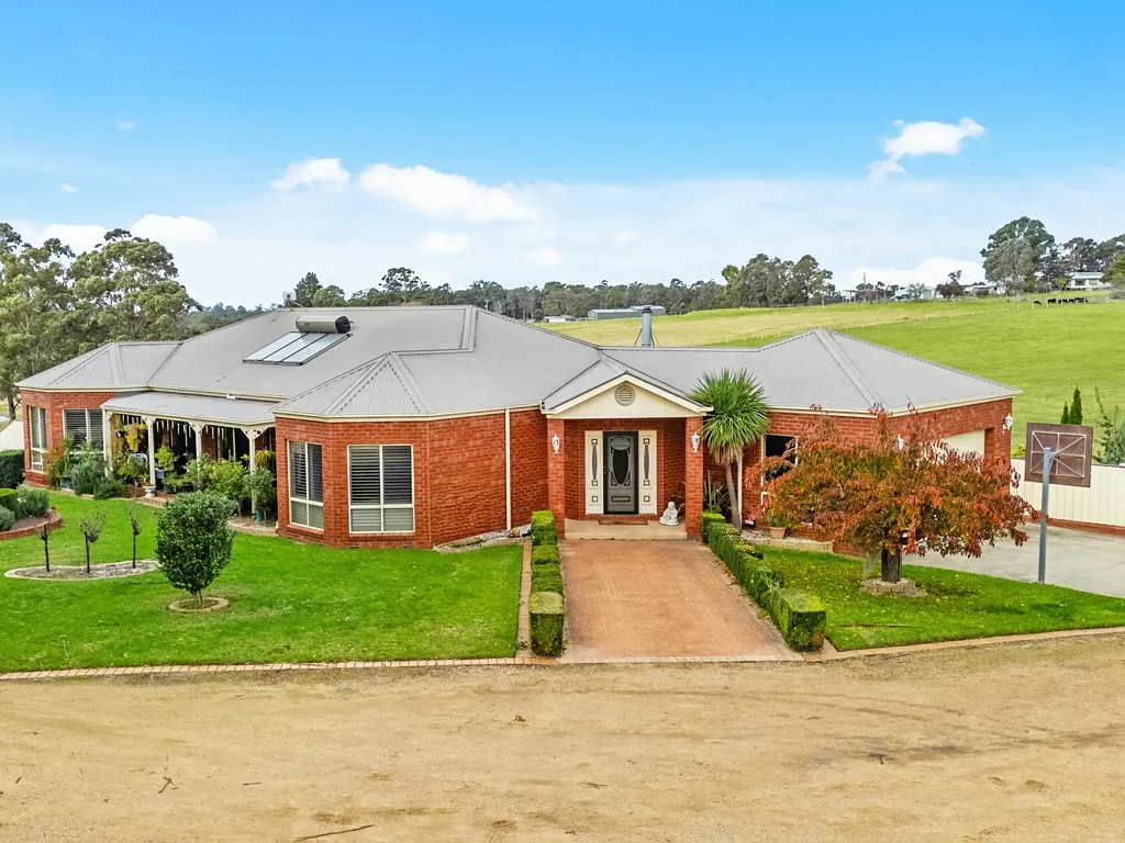 Nicholson 5 Bedroom 5 ACRES, 5 BEDROOMS & A VINEYARD!