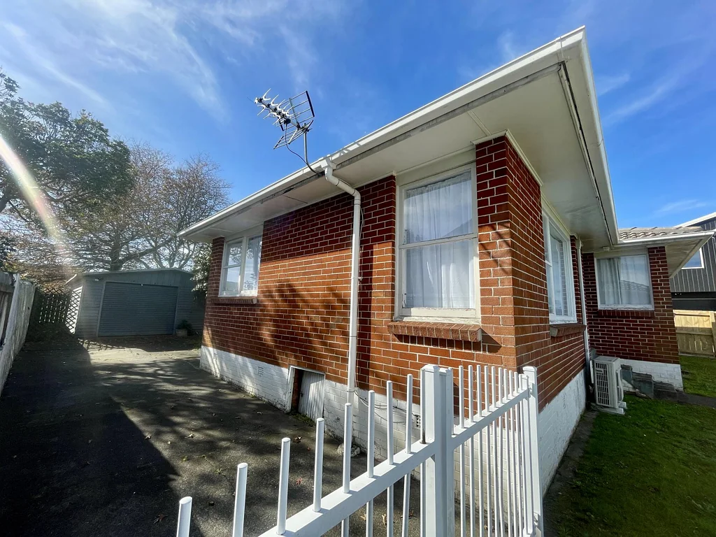 Freshly renovated - 3 Bed 1 Bath + Double Garage!