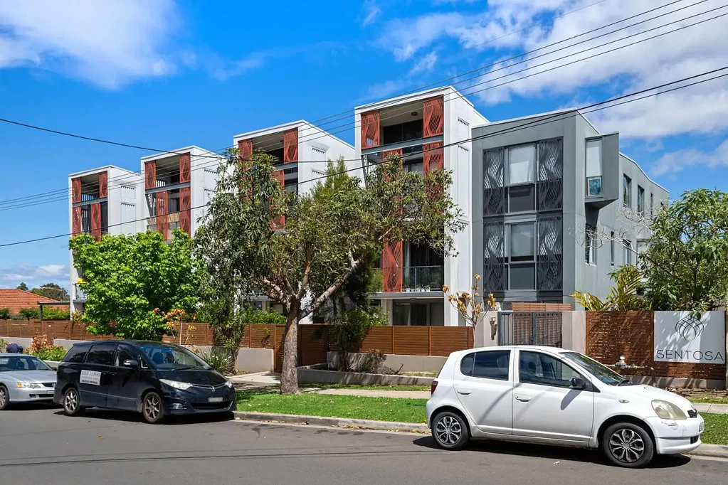 MODERN TOP FLOOR APARTMENT