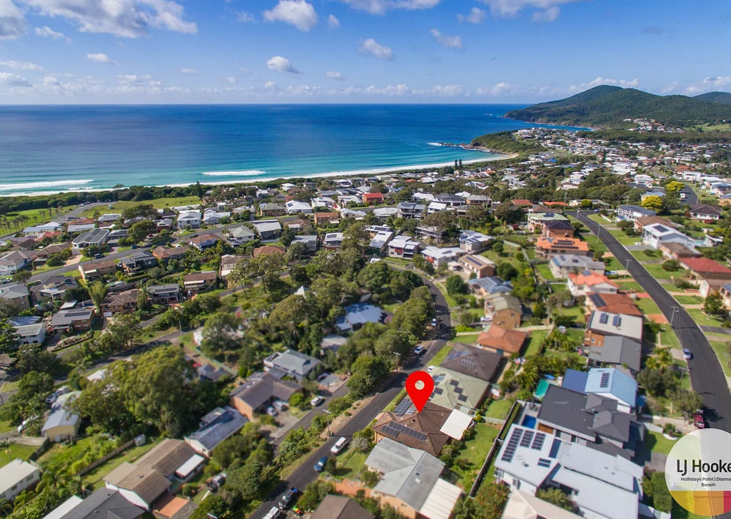 Forster 5 Bedroom Elegant Coastal Living Awaits - One Mile Beach