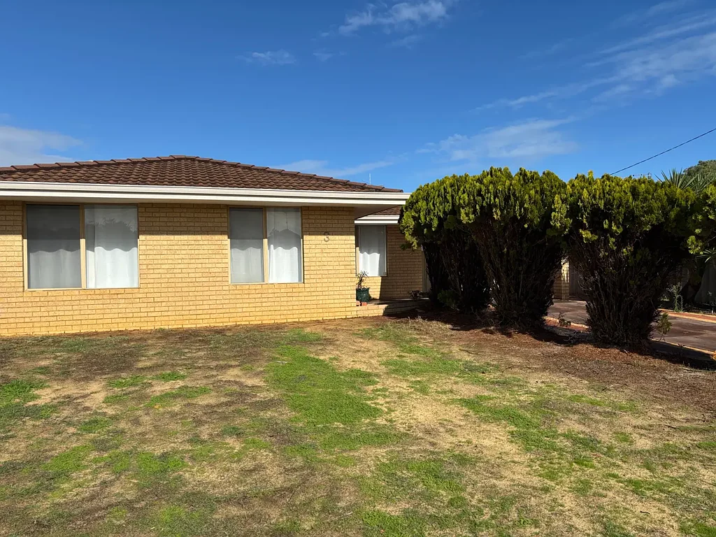 UNDER APPLICATION - Spacious  4 x 2 Family Home