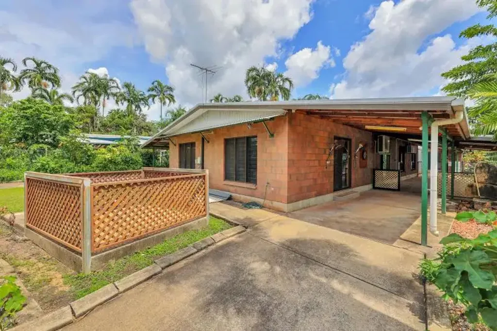 UNIQUE & MULTI-FUNCTIONAL 4-BEDROOM FAMILY HOME WITH GRANNY FLAT, SHED & SALTWATER PLUNGE POOL - 6 MONTH LEASE